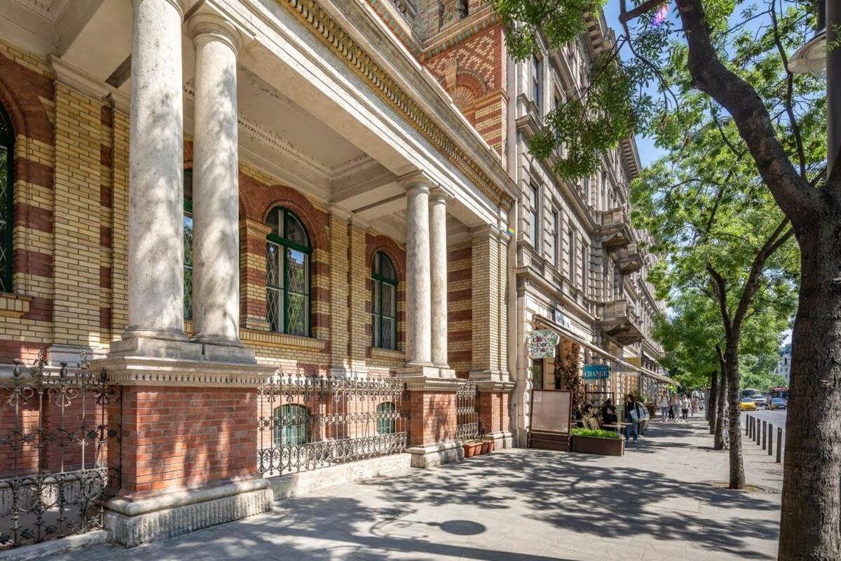 Excellent Location Magnificent Flat Apartment