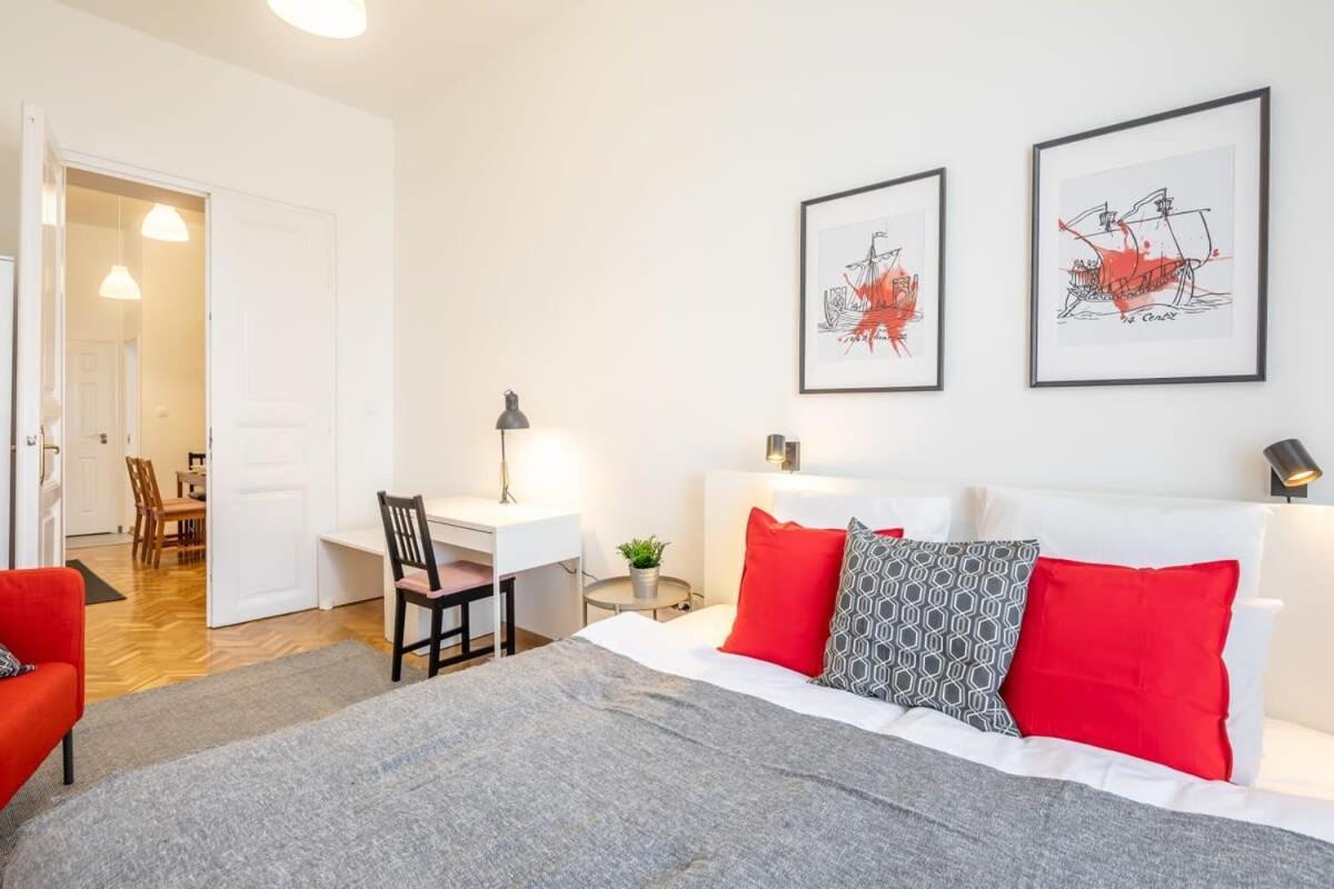 Excellent Location Magnificent Flat *