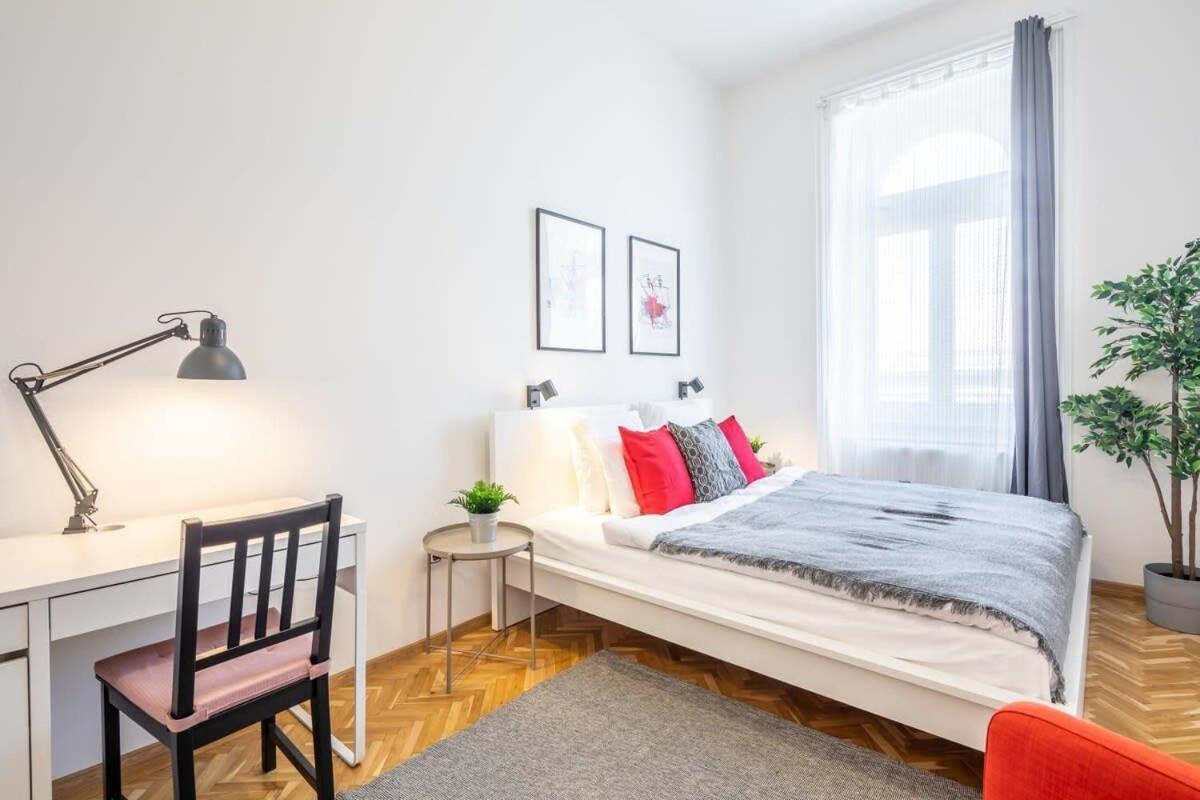 Excellent Location Magnificent Flat Apartment